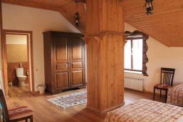 Фото номера Трехместный номер, вид на сад Гостевой дом Garni HinYard г. Гарни 8