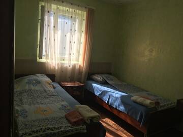 Фото номера Двухместный номер с 2 отдельными кроватями, вид на сад Хостелы Guest House GarniResthost г. Гарни 3
